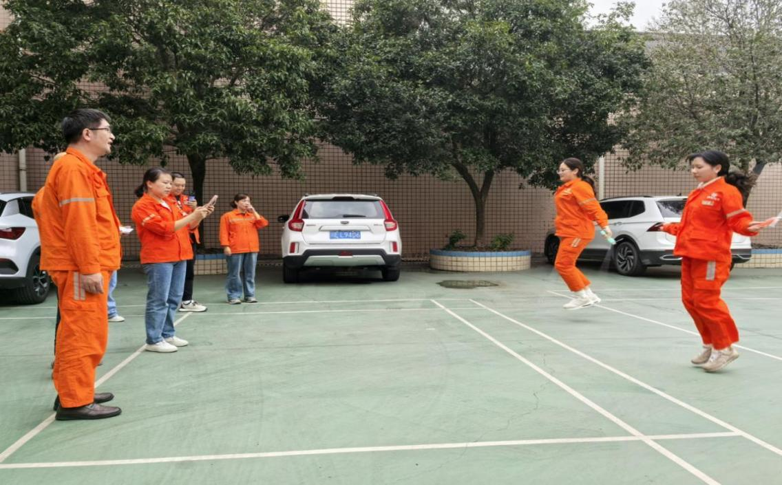 光芒四射，繩彩飛揚(yáng) ——弘旭公司工會(huì)開(kāi)展秋季跳繩活動(dòng)(圖1)